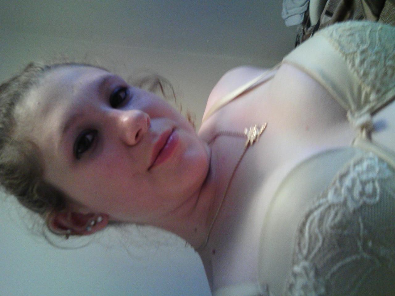20P Young amateur teases with her juicy tits in a bra while taking some selfies