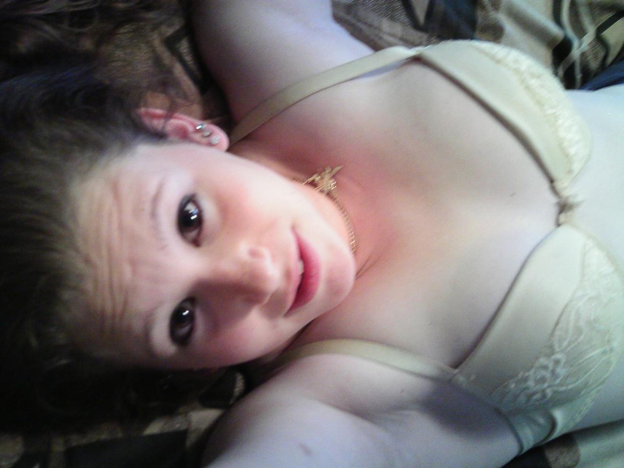 20P Young amateur teases with her juicy tits in a bra while taking some selfies