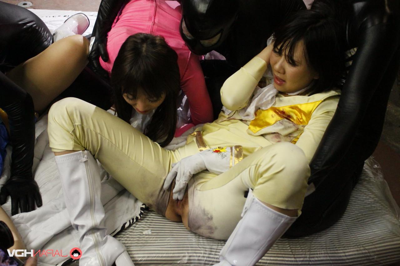 15P Cosplayers japoneses recebem cremes durante atividades sexuais em grupo