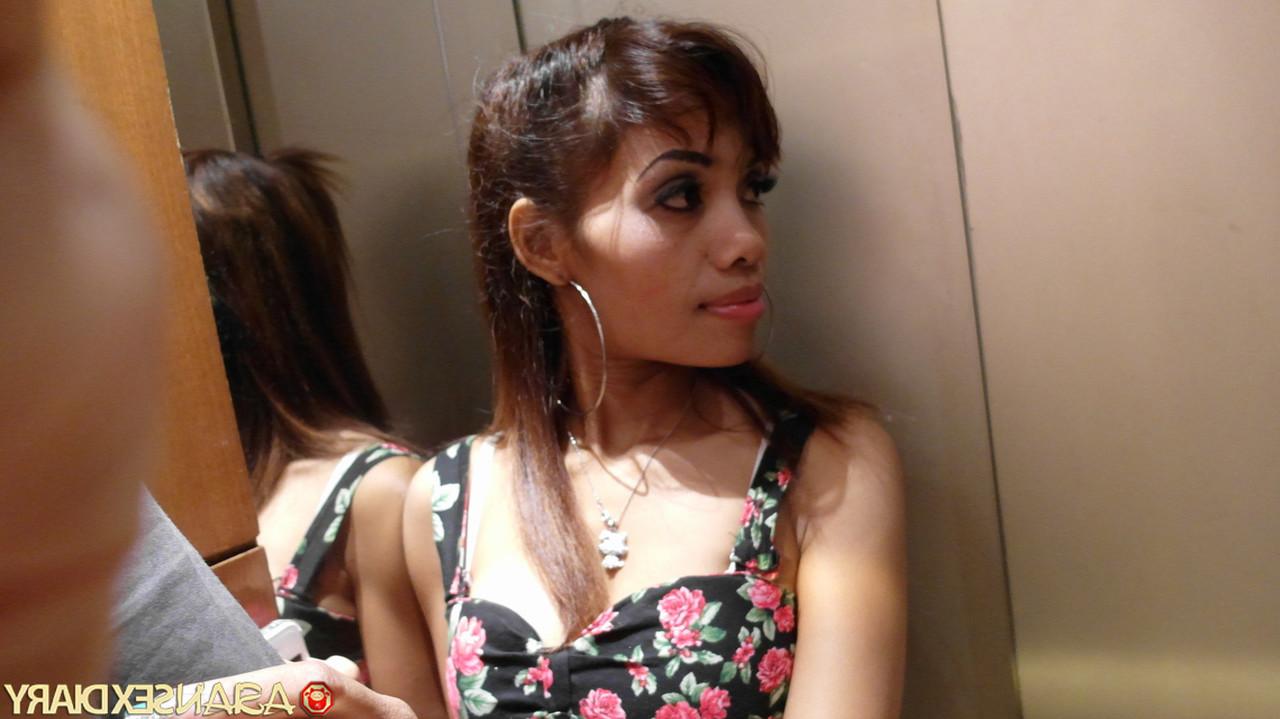 20P La sexy asiática Lulu B es recogida en público y follada por un extraño