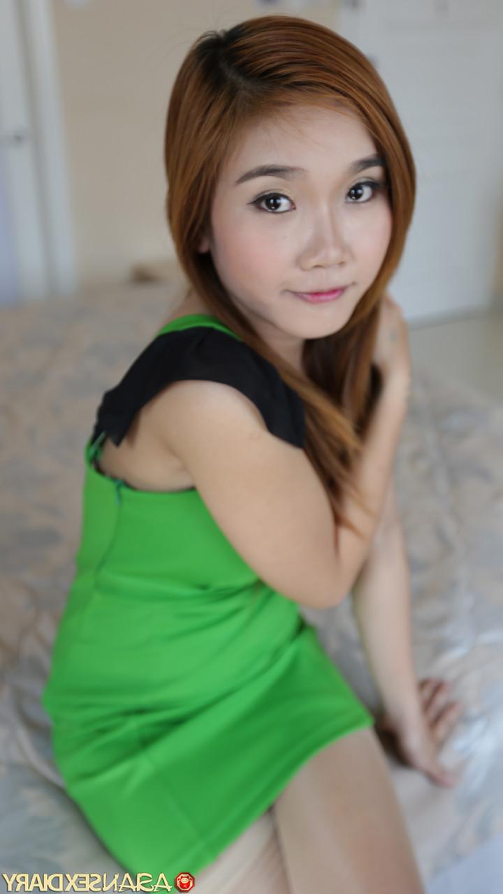 20P Sexy Asian babe Dao mostra sua bunda grande e sua buceta bem aparada