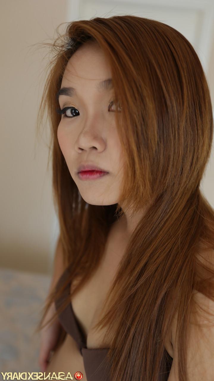 20P Sexy Asian babe Dao mostra sua bunda grande e sua buceta bem aparada