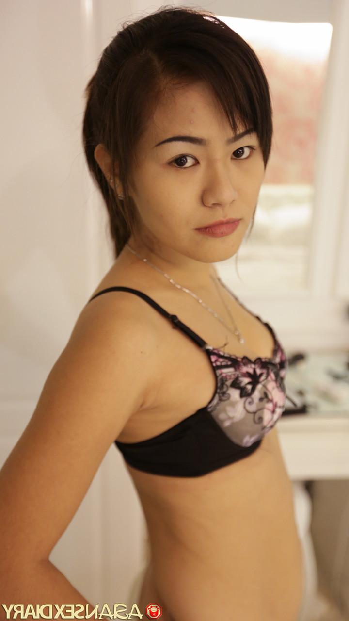 20P Das brünette asiatische Mädchen Thi stellt ihre haarige Muschi und ihren haarigen Körper zur Schau und wird gebumst