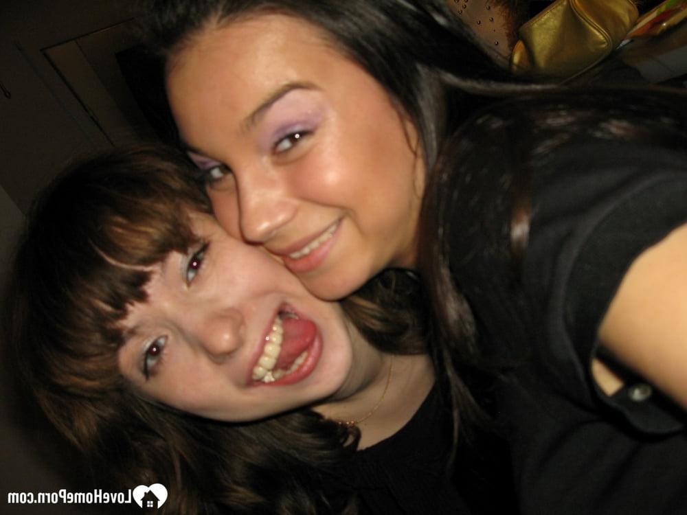 12P Des lesbiennes amateurs exhibent leurs seins tout en prenant des selfies nues