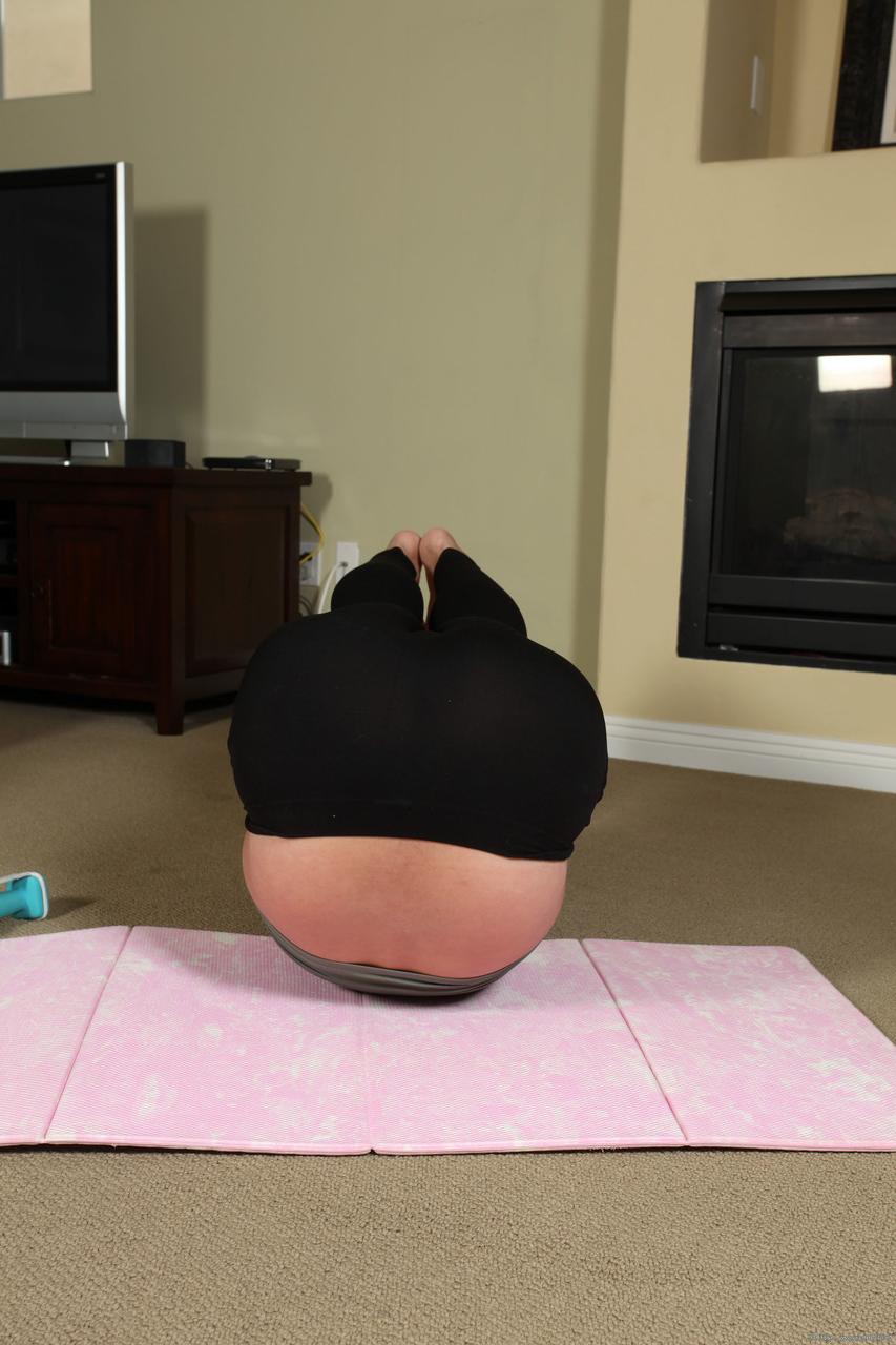 20P La madura Desiree se desnuda después de su sesión de yoga y abre su entrepierna peluda
