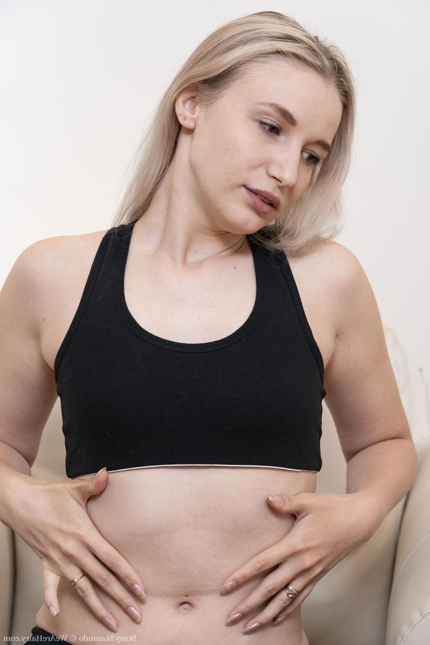 20P L'amatrice blonde Stasy Starando enlève ses vêtements de sport et pose nue.