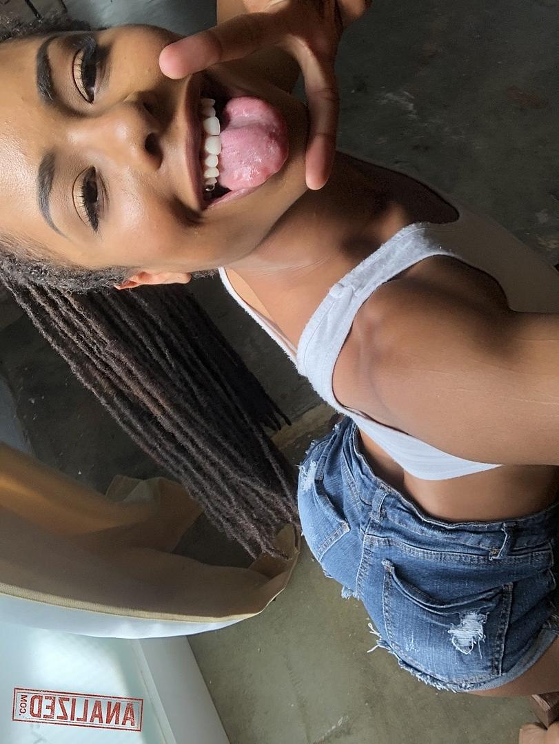 20P La sucia de ébano Kira Noir expone su increíble culo y su esbelta figura en un solo