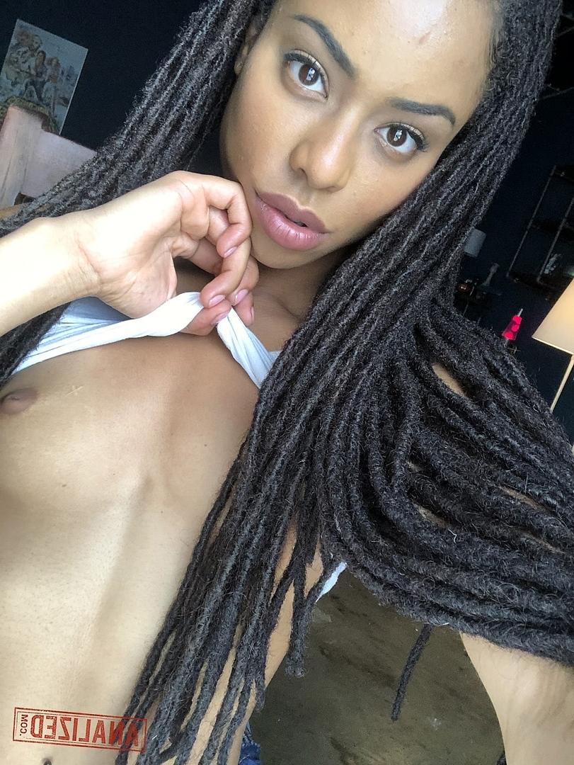 20P La sucia de ébano Kira Noir expone su increíble culo y su esbelta figura en un solo