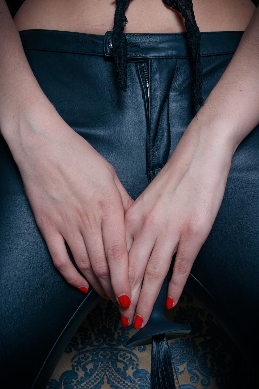 20P A loira safada Bree Haze expõe lentamente seus lindos peitos e coloca um plug anal