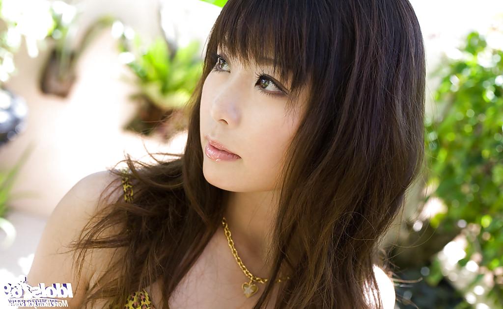 15P Sexy asiática coed Aya Hirai tirando seu vestido e lingerie