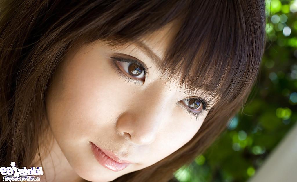 15P Sexy asiática coed Aya Hirai tirando seu vestido e lingerie