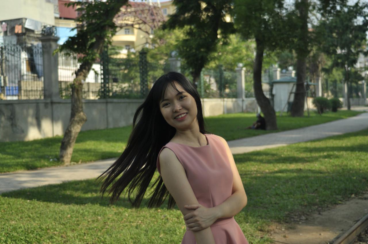 20P Un mannequin asiatique entièrement naturel sourit alors qu'elle pose en public dans sa tenue sexy.