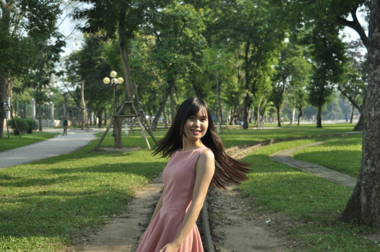 20P Un mannequin asiatique entièrement naturel sourit alors qu'elle pose en public dans sa tenue sexy.