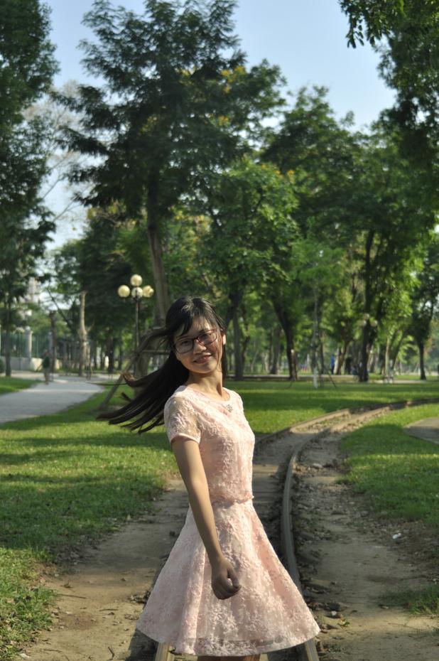20P Un mannequin asiatique entièrement naturel sourit alors qu'elle pose en public dans sa tenue sexy.