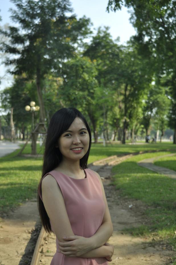 20P Un mannequin asiatique entièrement naturel sourit alors qu'elle pose en public dans sa tenue sexy.