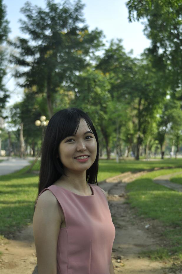 20P Un mannequin asiatique entièrement naturel sourit alors qu'elle pose en public dans sa tenue sexy.