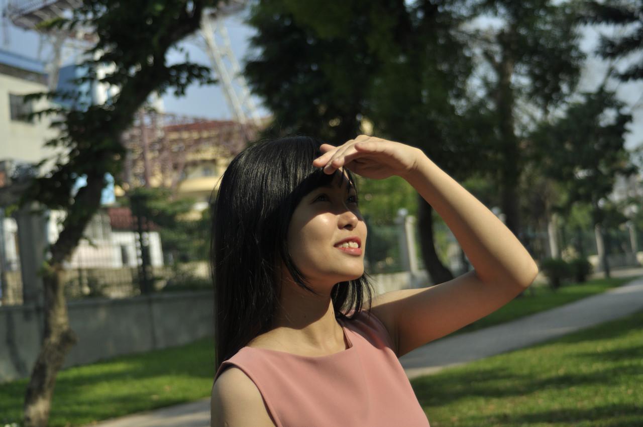 20P Un mannequin asiatique entièrement naturel sourit alors qu'elle pose en public dans sa tenue sexy.