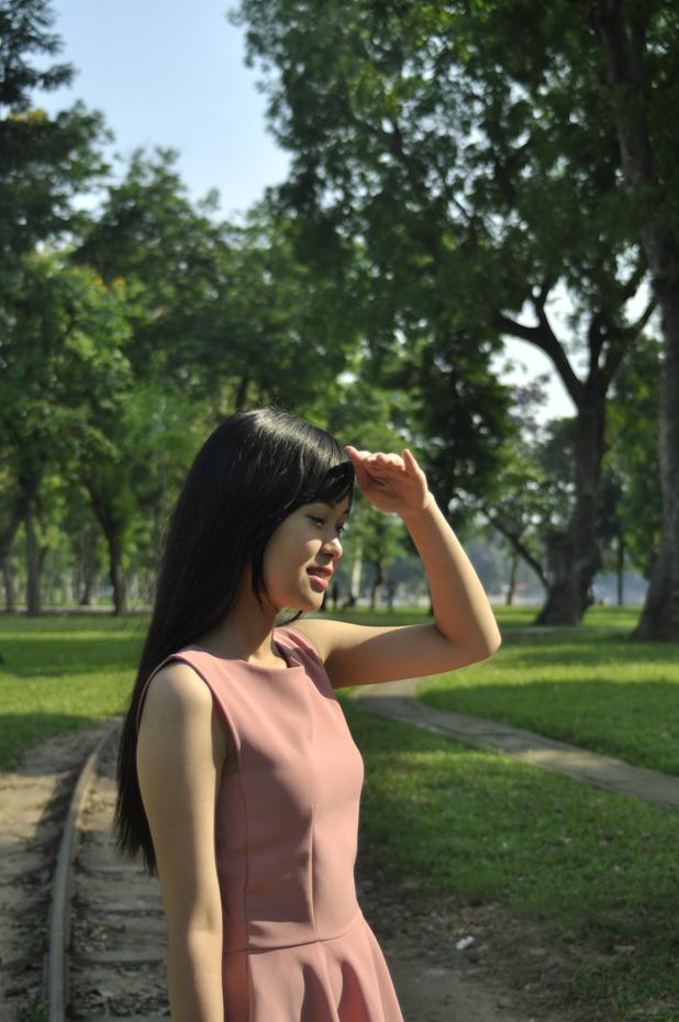 20P Un mannequin asiatique entièrement naturel sourit alors qu'elle pose en public dans sa tenue sexy.