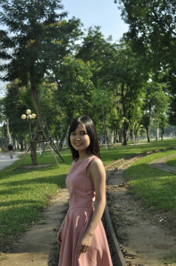 20P Un mannequin asiatique entièrement naturel sourit alors qu'elle pose en public dans sa tenue sexy.