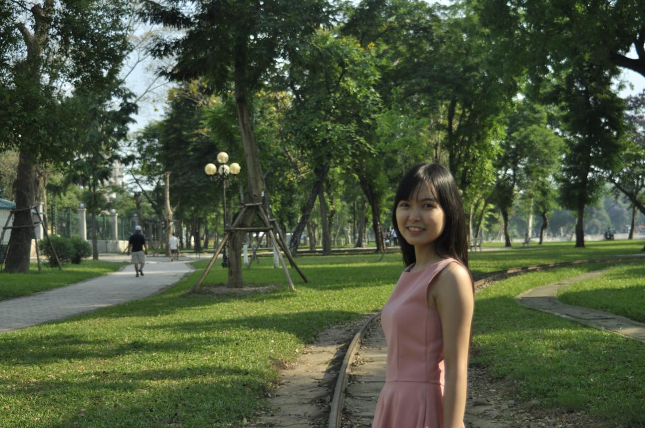 20P Un mannequin asiatique entièrement naturel sourit alors qu'elle pose en public dans sa tenue sexy.