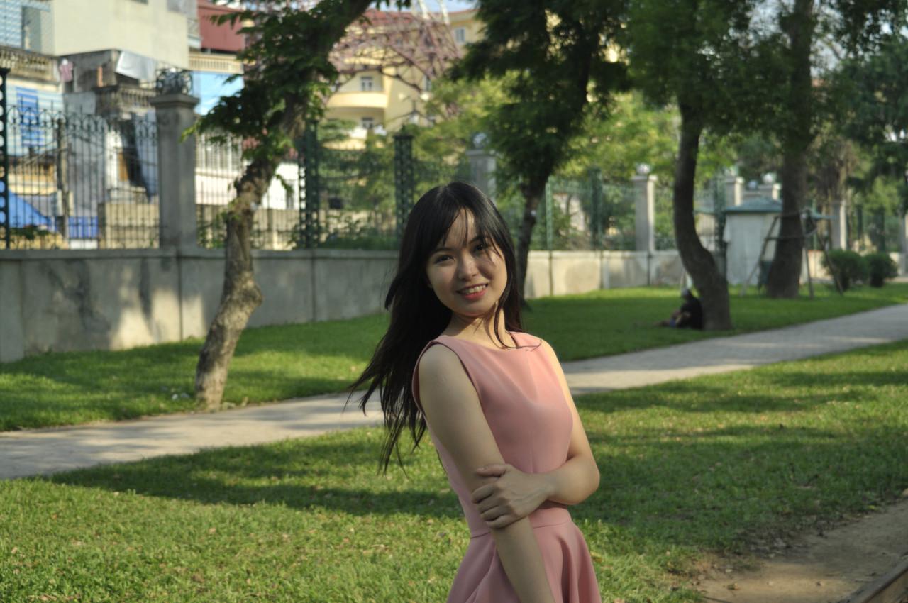 20P Un mannequin asiatique entièrement naturel sourit alors qu'elle pose en public dans sa tenue sexy.