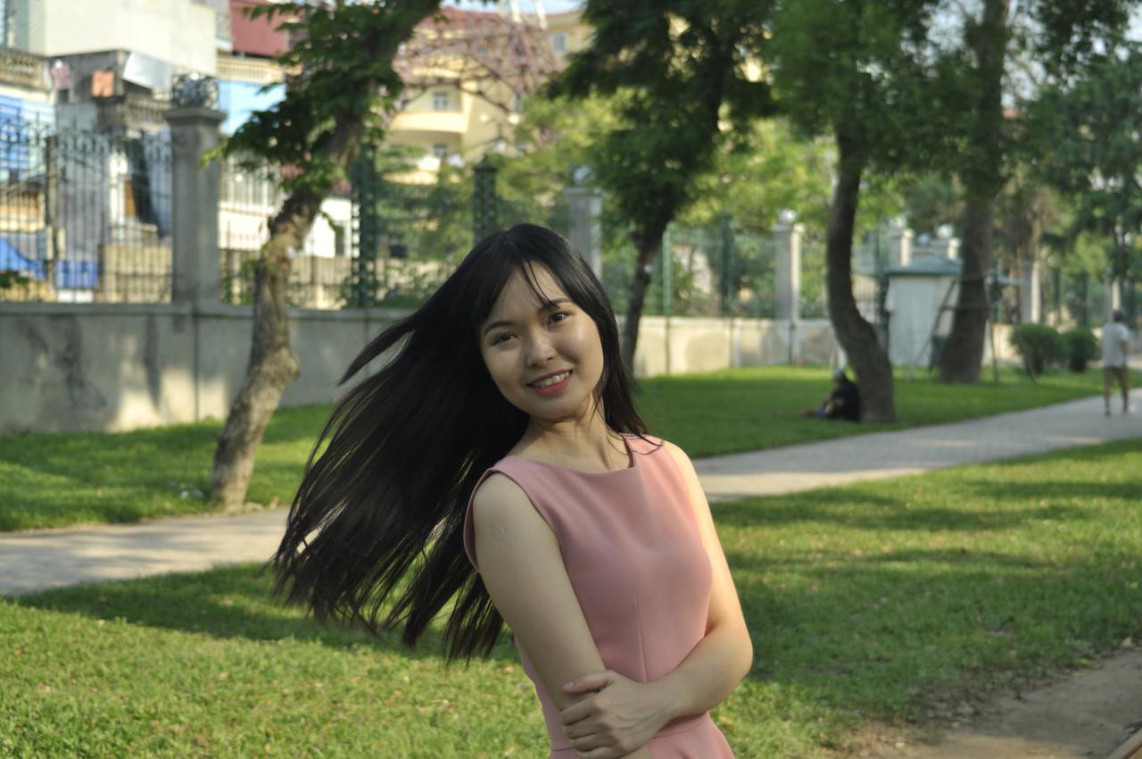 20P Un mannequin asiatique entièrement naturel sourit alors qu'elle pose en public dans sa tenue sexy.