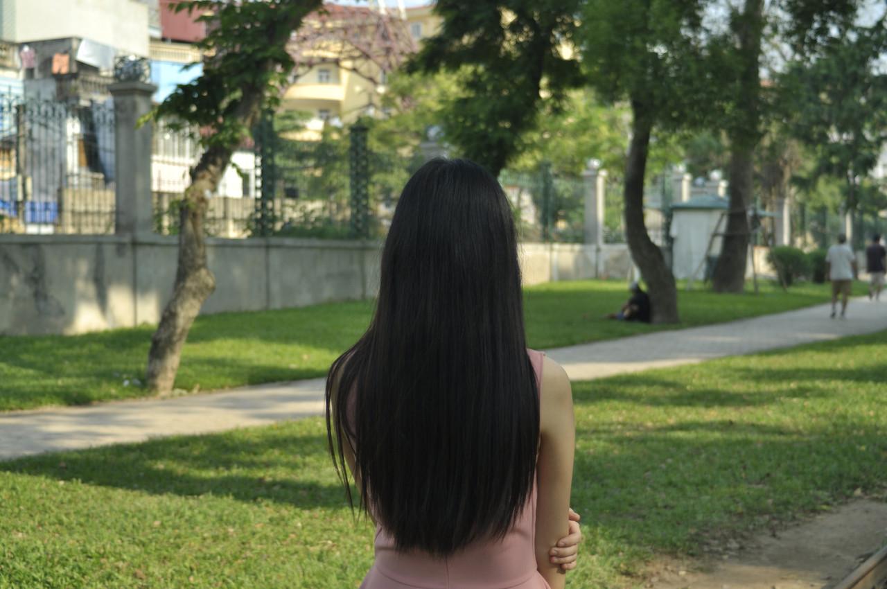 20P Un mannequin asiatique entièrement naturel sourit alors qu'elle pose en public dans sa tenue sexy.