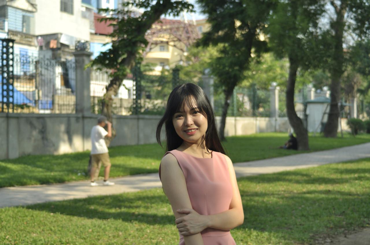 20P Un mannequin asiatique entièrement naturel sourit alors qu'elle pose en public dans sa tenue sexy.
