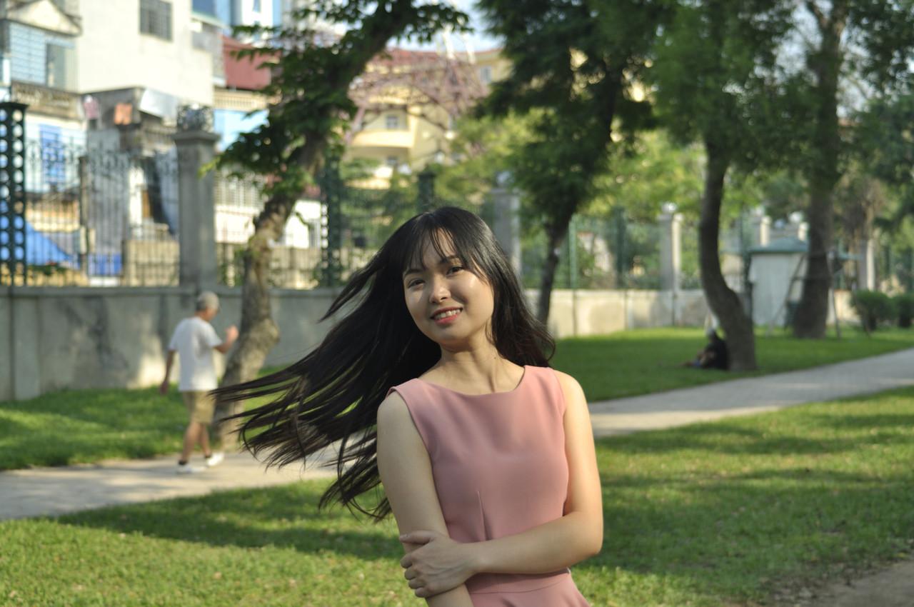 20P Un mannequin asiatique entièrement naturel sourit alors qu'elle pose en public dans sa tenue sexy.