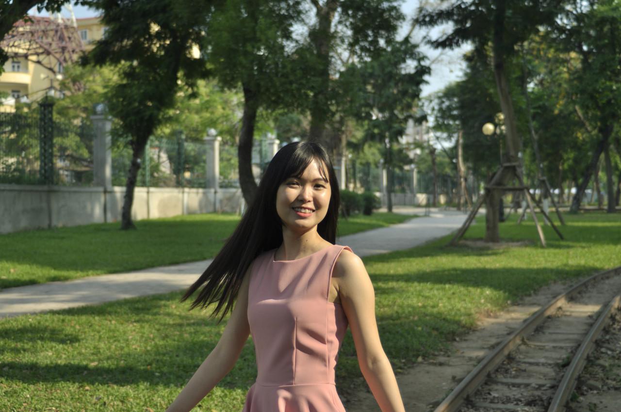 20P Un mannequin asiatique entièrement naturel sourit alors qu'elle pose en public dans sa tenue sexy.