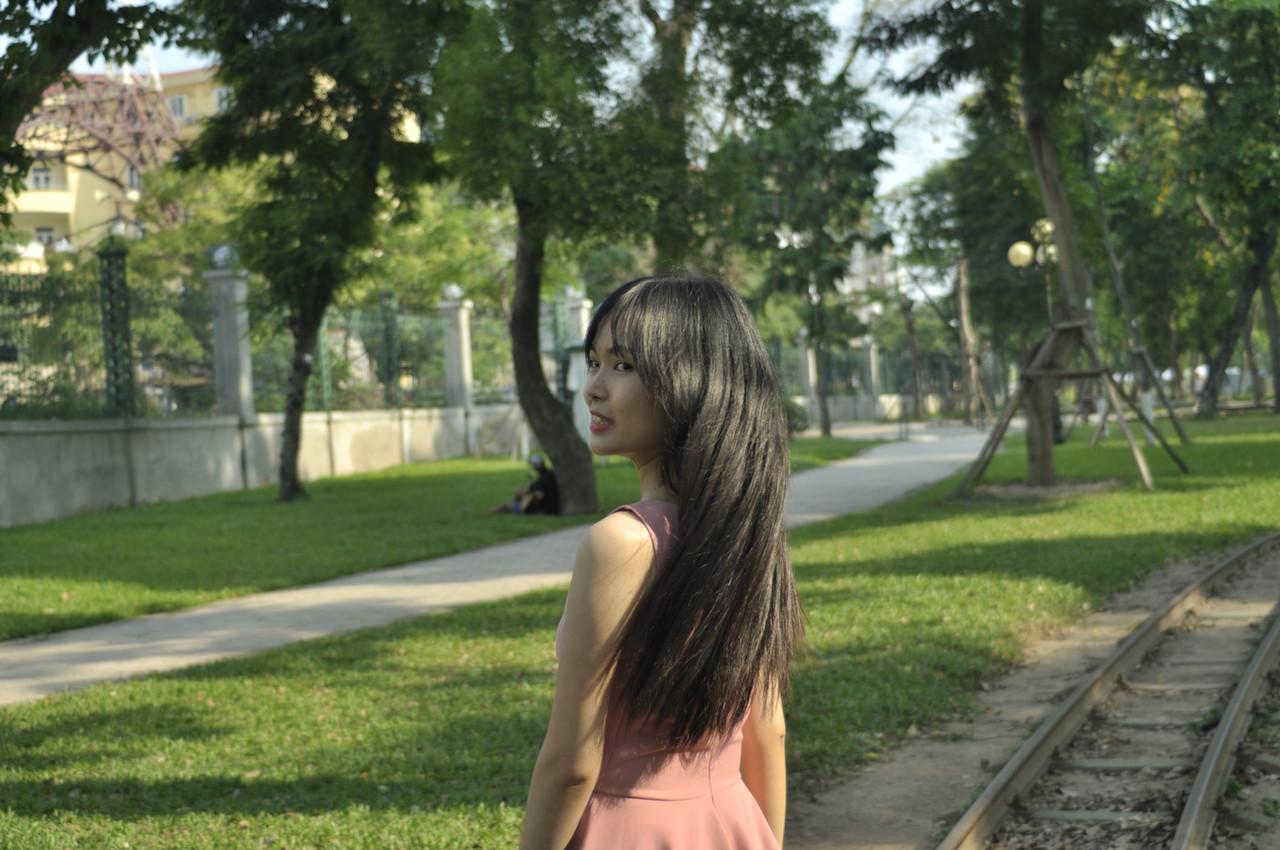 20P Un mannequin asiatique entièrement naturel sourit alors qu'elle pose en public dans sa tenue sexy.
