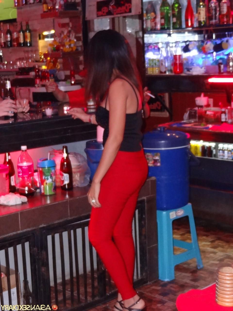 20P La sexy asiatique Flirt4Free Showgirl profite du sexe en levrette en POV.