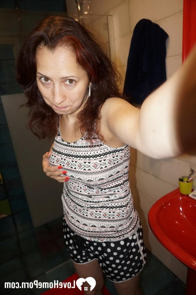 20P Belleza madura se toma selfies en lencería y desnuda en su apartamento