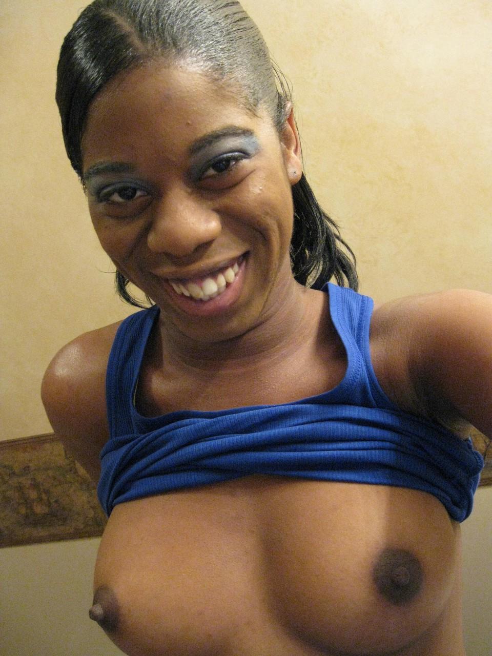 20P Nena de ébano amateur Tia se burla con sus jugosas tetas y su gran botín negro