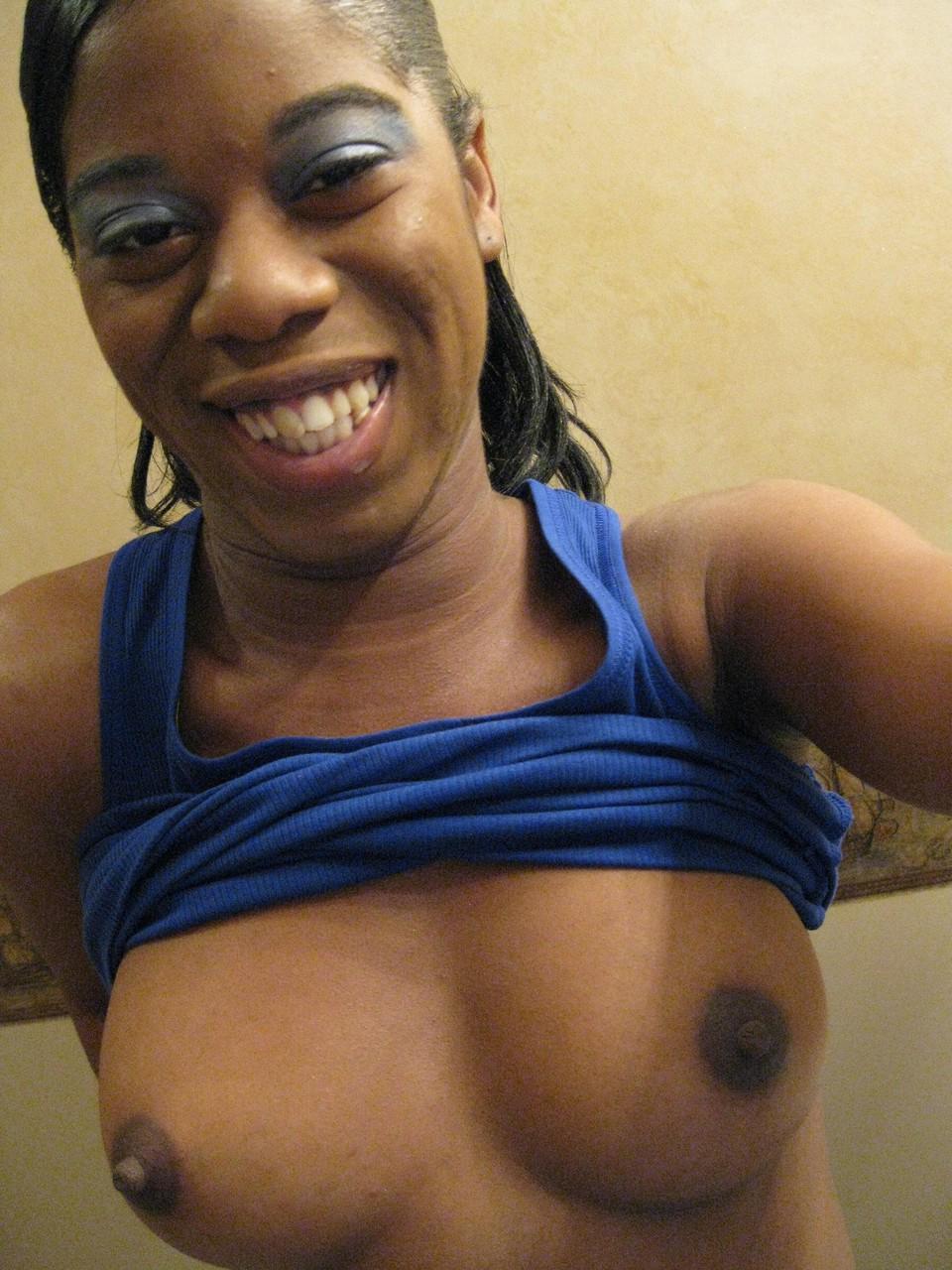 20P Nena de ébano amateur Tia se burla con sus jugosas tetas y su gran botín negro