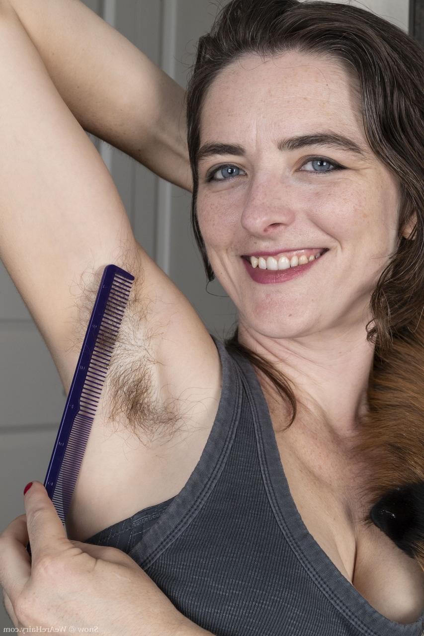 20P A morena amadora Snow escova as axilas com a barba por fazer e os dedos em sua vulva peluda