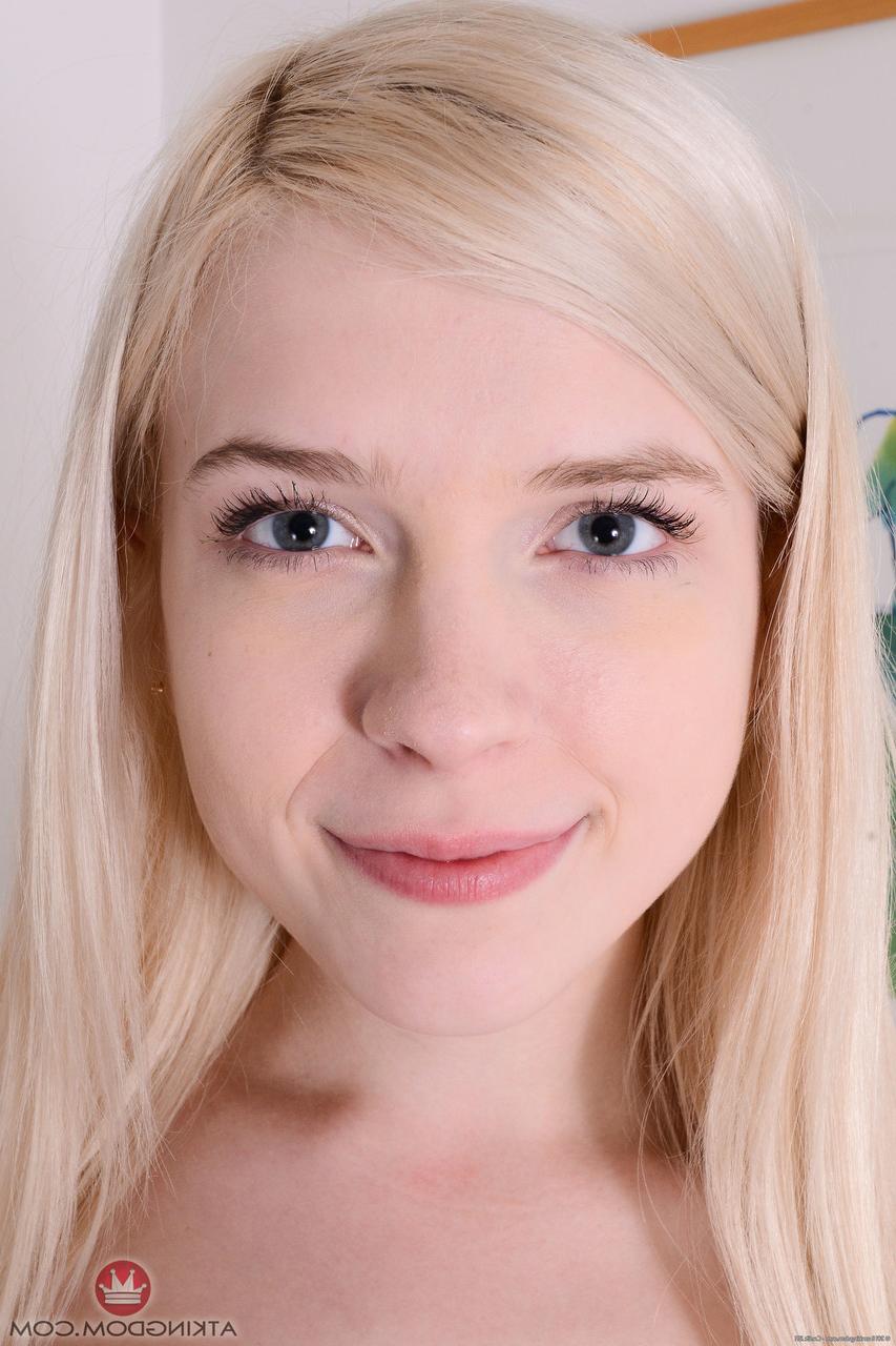 20P Babe Jocelyn Sweets zieht ihre Unterwäsche aus und zeigt ihre Löcher aus nächster Nähe