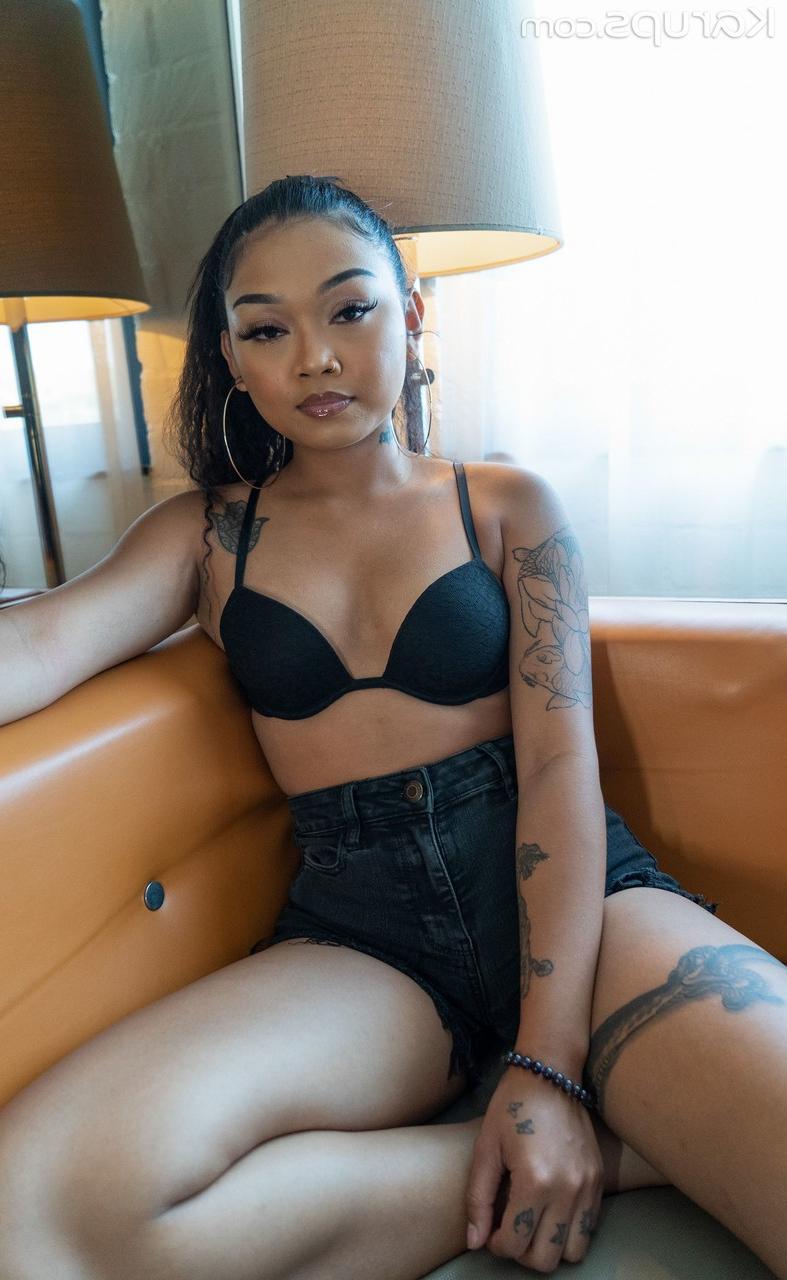 20P Lina Flex, jeune asiatique amateur, expose ses tétons percés et pose.
