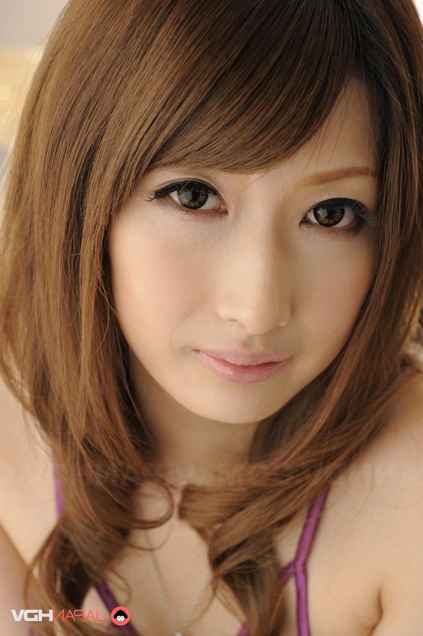 15P La Japonaise Keiko Shinohara se met totalement nue sur un lit.