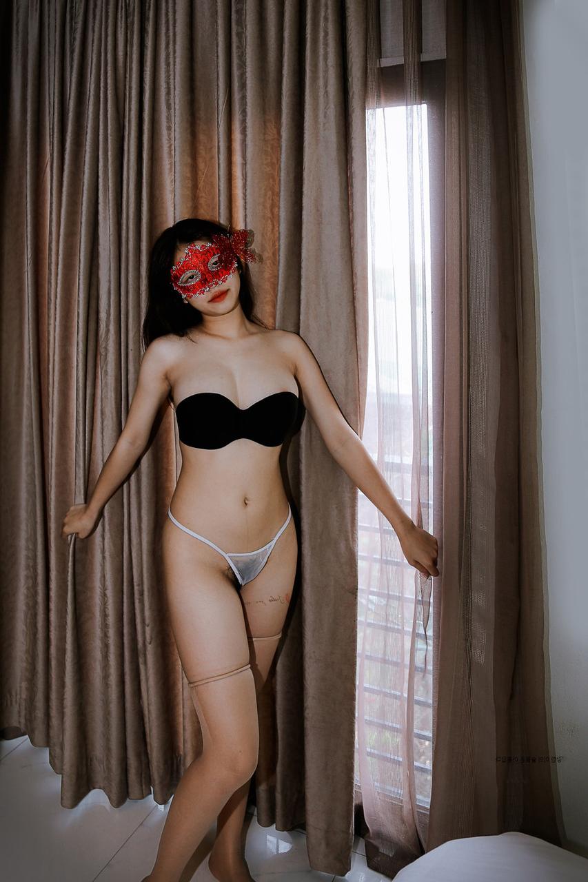 20P Masked Asian model Kikitami teases with her curves and hairy pussy