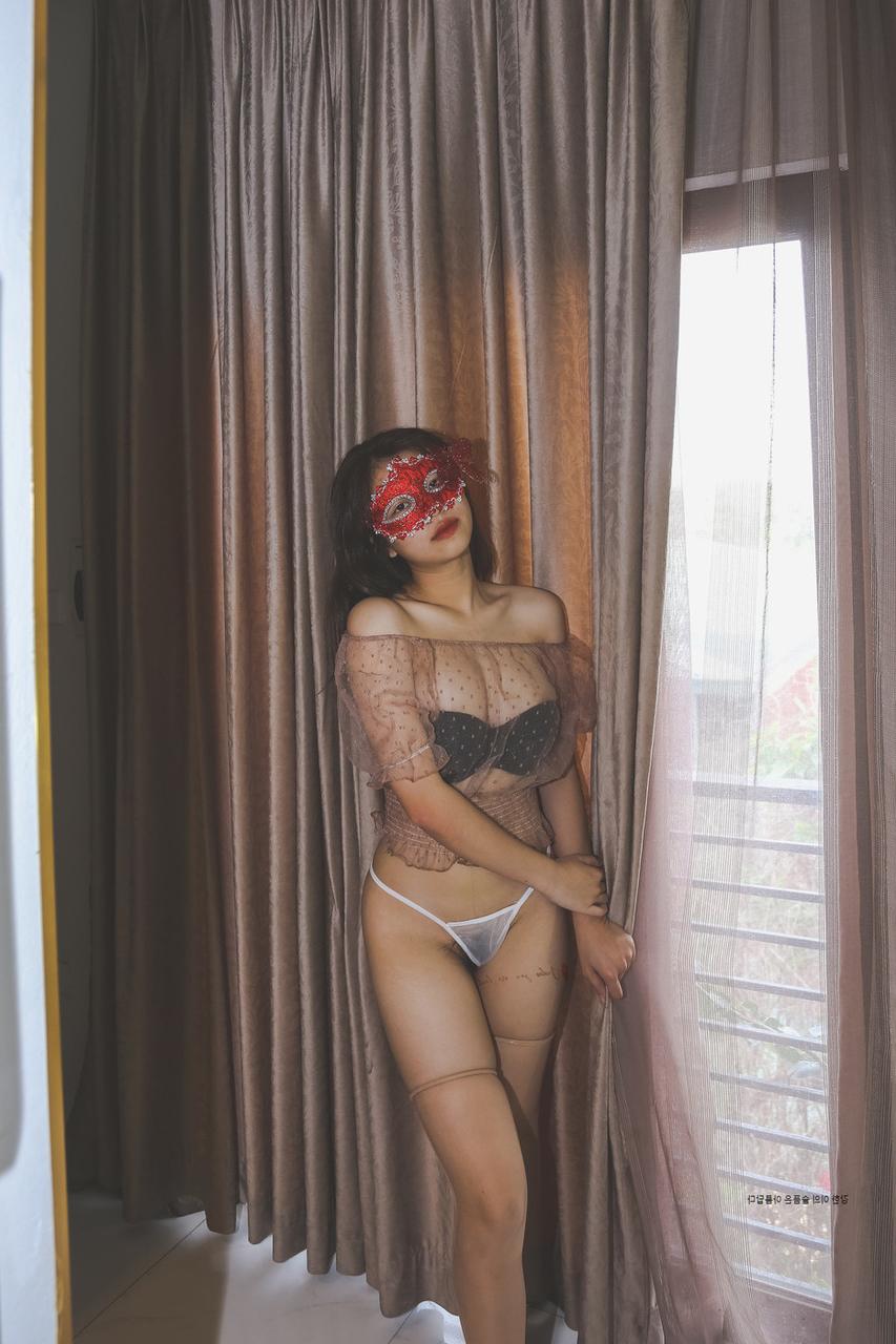 20P Masked Asian model Kikitami teases with her curves and hairy pussy