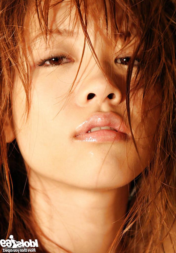 12P 甘いアジアのティーン、椎名れいかがストリップして小さな曲線を露出