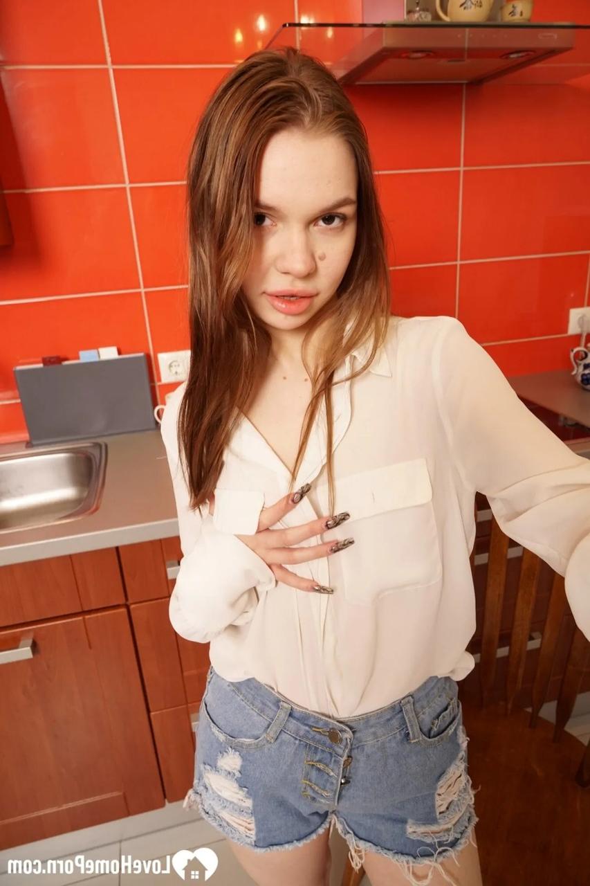 20P Amadora com lábios sensuais fica nua para tirar selfies de seus incríveis peitos adolescentes