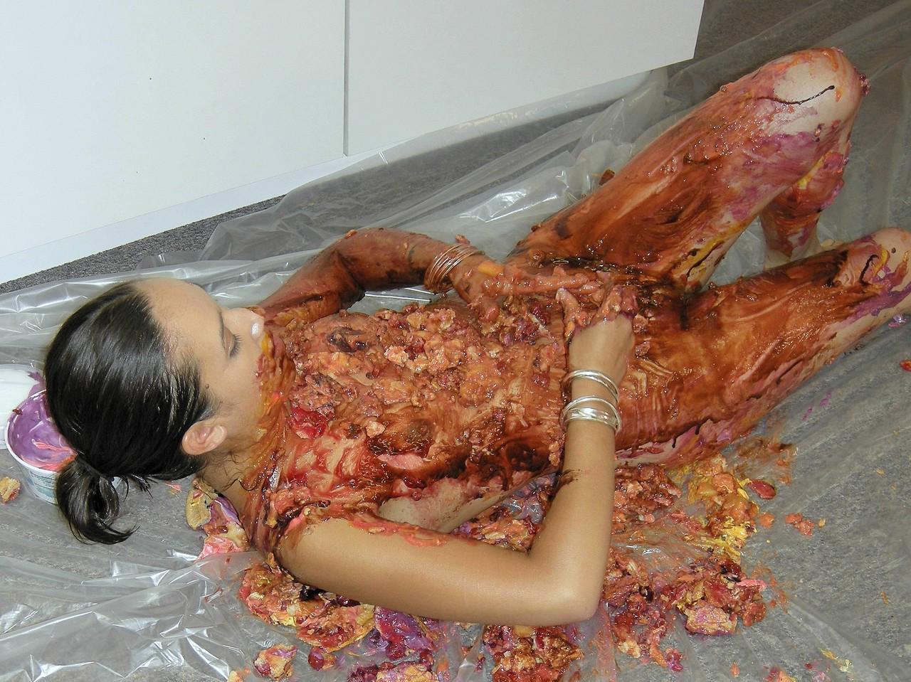20P Petite Asian Miko Starr cobre seu corpo quente com tortas e calda de chocolate