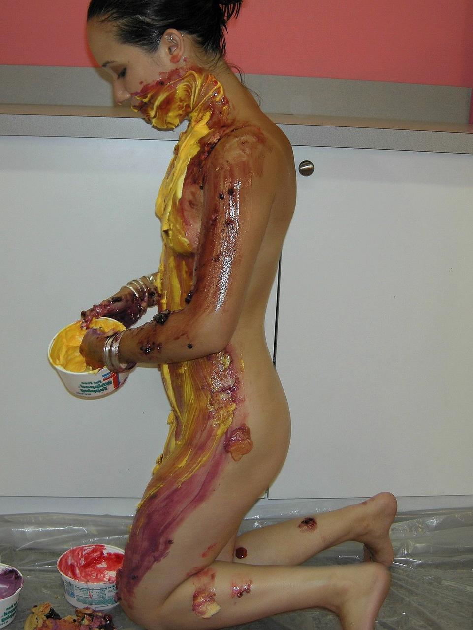 20P Petite Asian Miko Starr cobre seu corpo quente com tortas e calda de chocolate