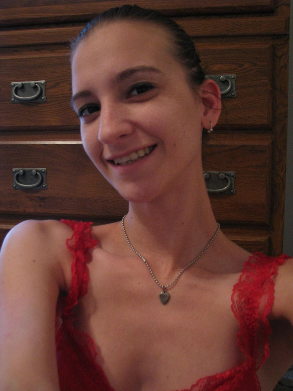 20P Amadora sexy mostra seus peitos incríveis e sua buceta raspada em lingerie vermelha