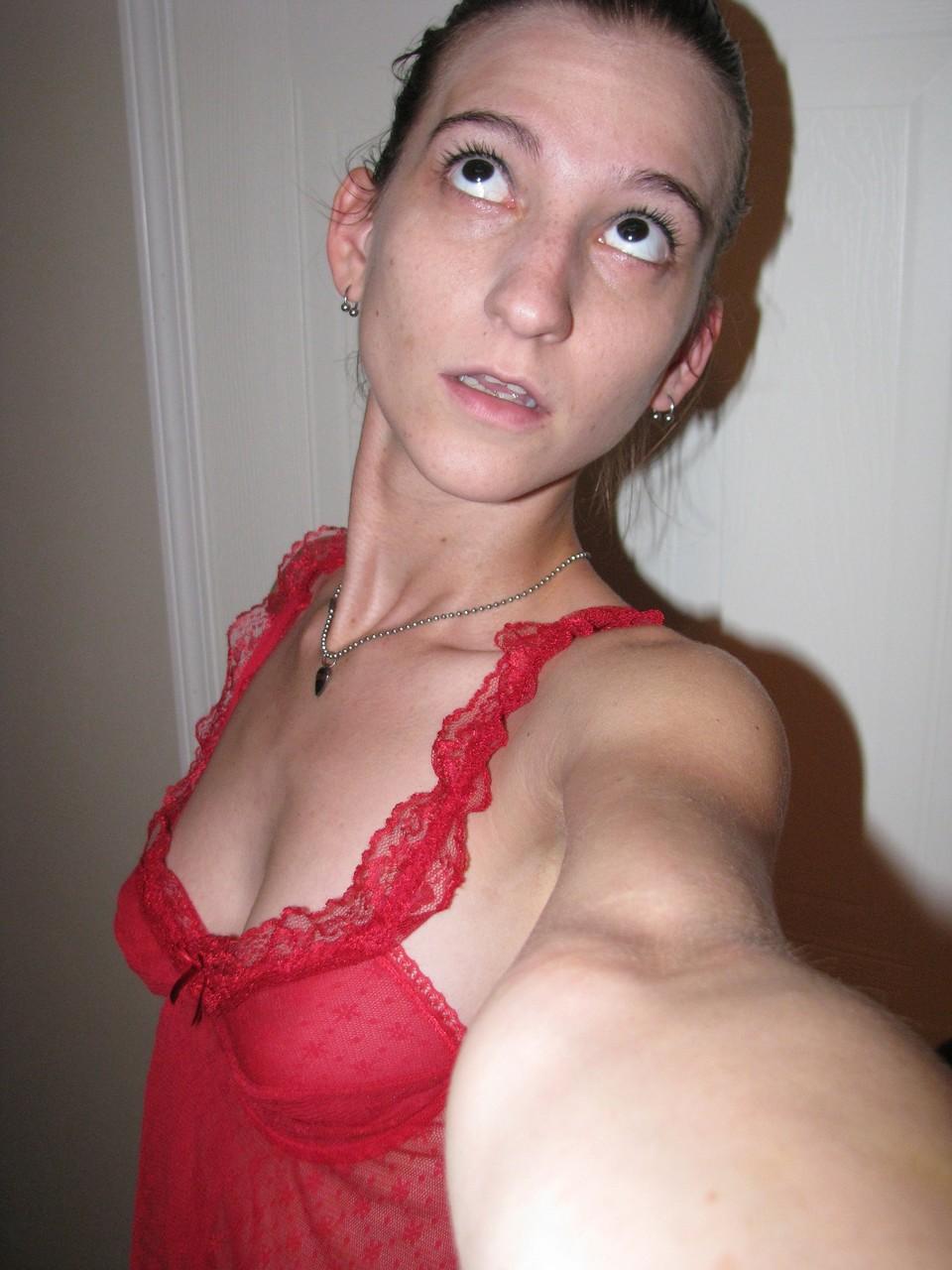 20P Amadora sexy mostra seus peitos incríveis e sua buceta raspada em lingerie vermelha