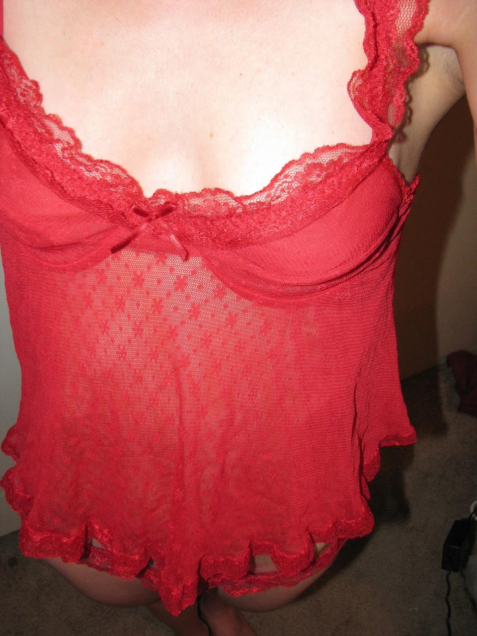 20P Amadora sexy mostra seus peitos incríveis e sua buceta raspada em lingerie vermelha