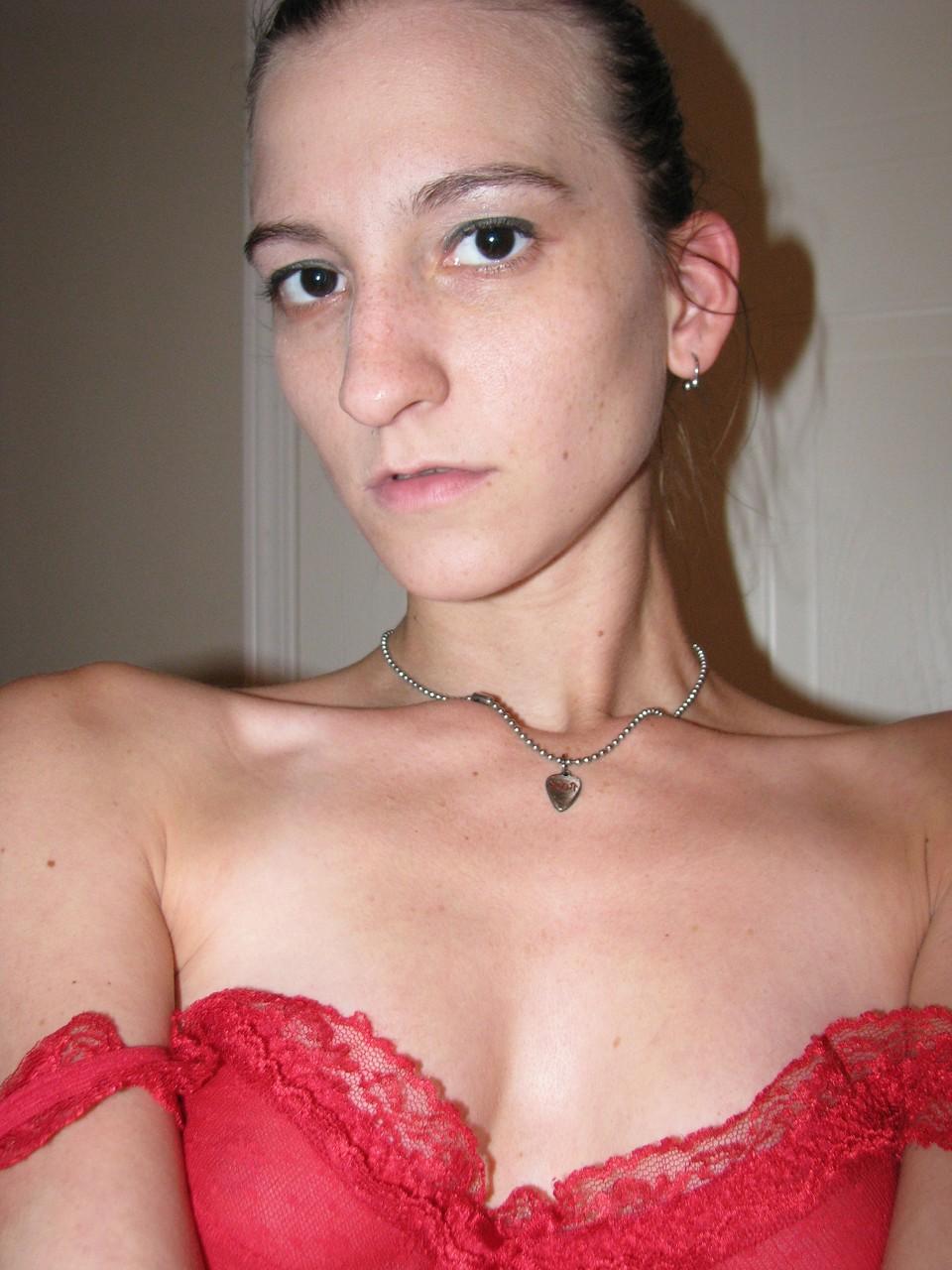 20P Amadora sexy mostra seus peitos incríveis e sua buceta raspada em lingerie vermelha