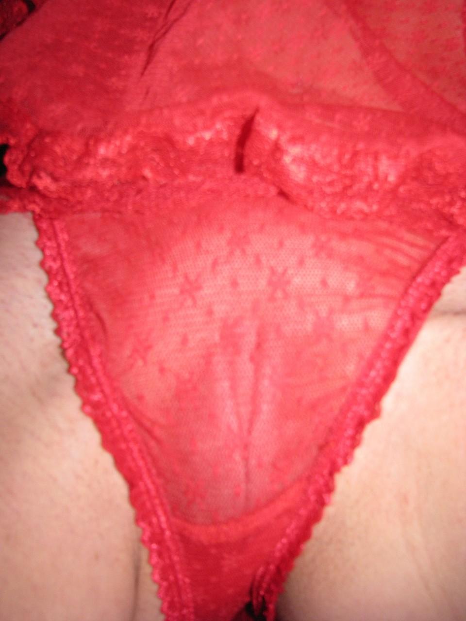 20P Amadora sexy mostra seus peitos incríveis e sua buceta raspada em lingerie vermelha
